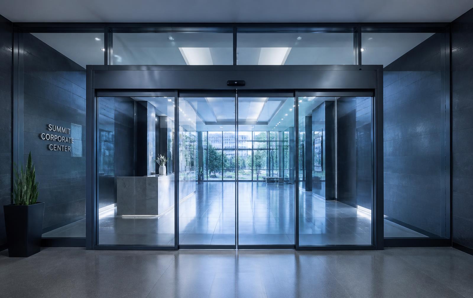 Porta automática de vidro instalada pelo Tonello Hub em lobby corporativo